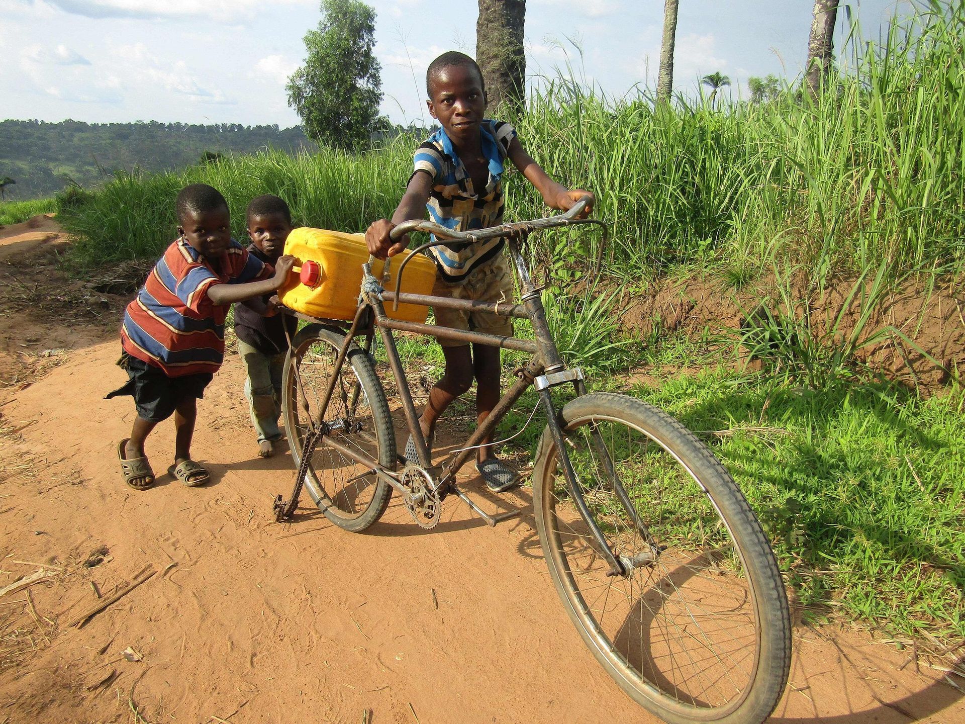 Des enfants transportant de l'eau en République démocratique du Congo