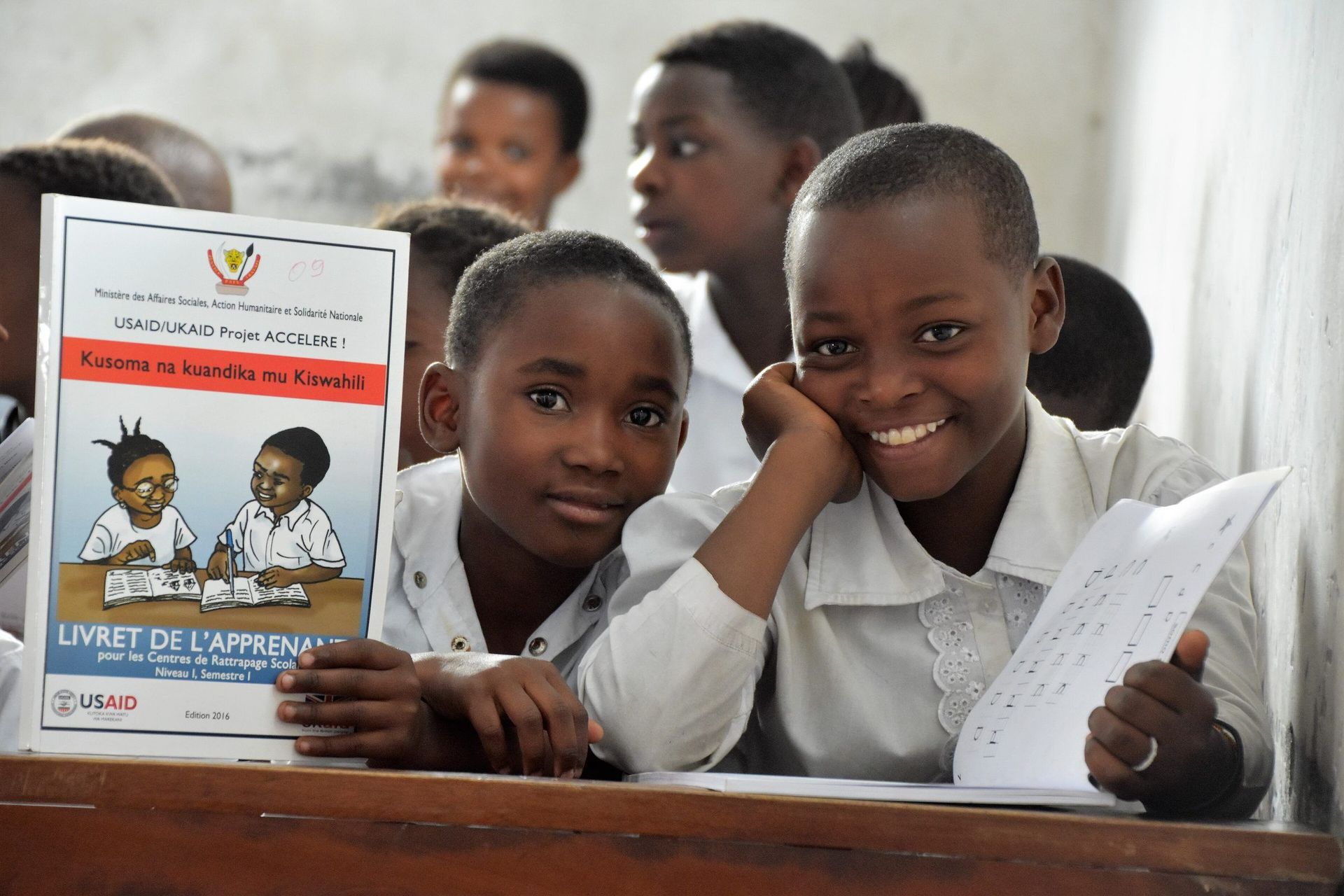 Écoliers congolais tenant leur bulletin de scolarité