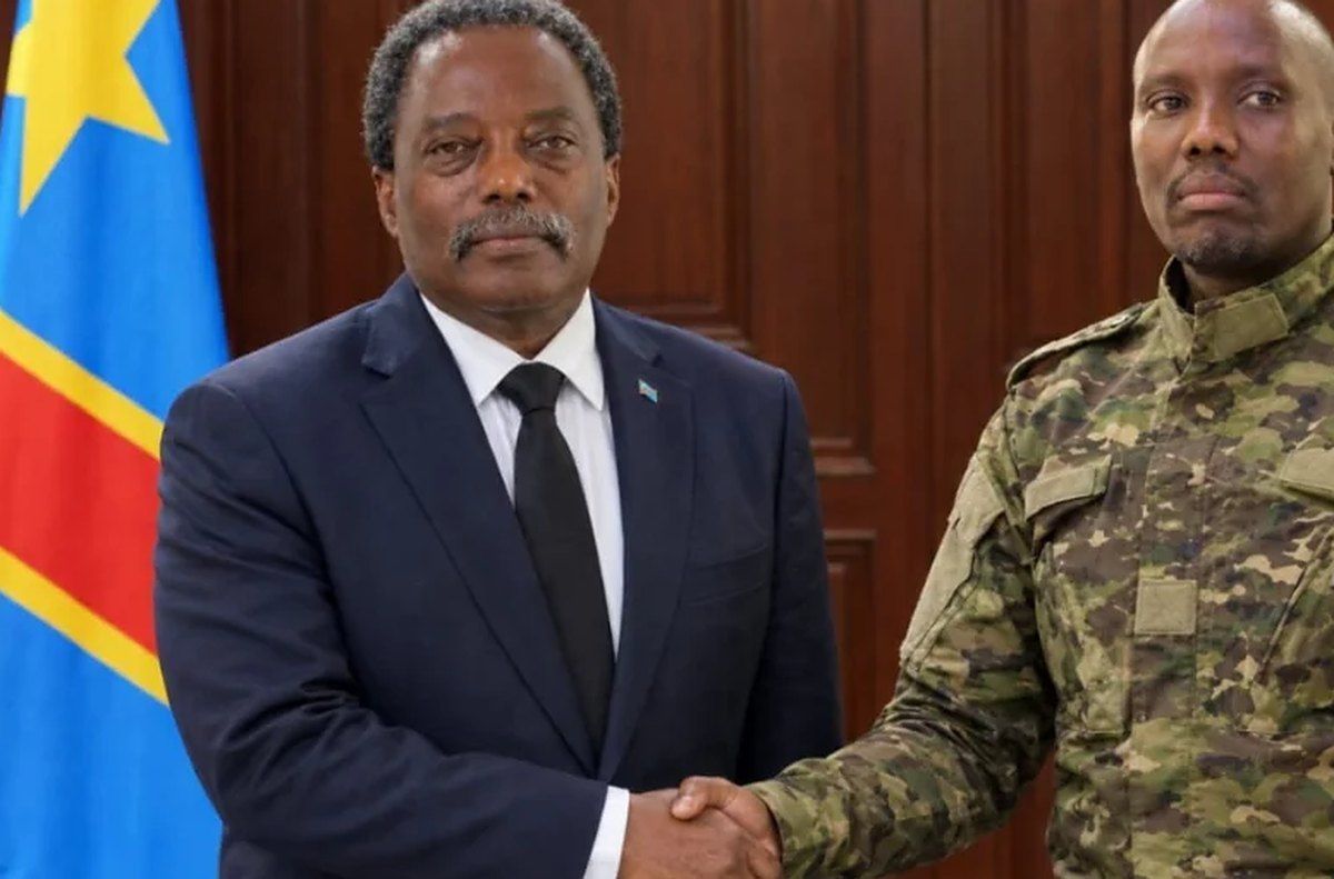 Joseph Kabila, président de la République, serrant la main du chef militaire de l’Est