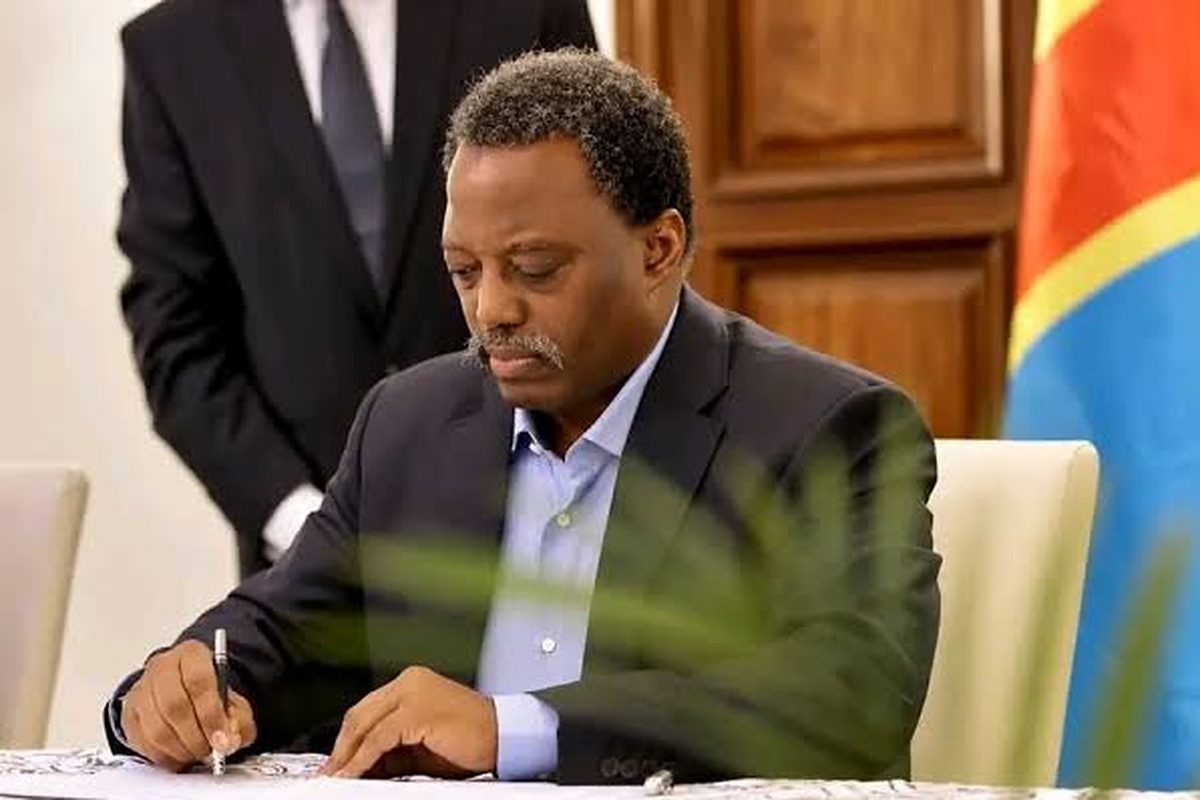 La signature du document fondateur du Front, le 12 octobre 2026