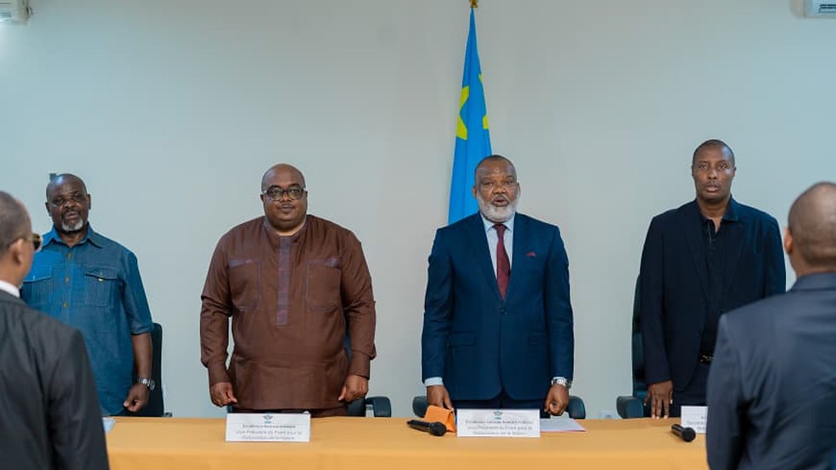 La table de signature du document fondateur du Front