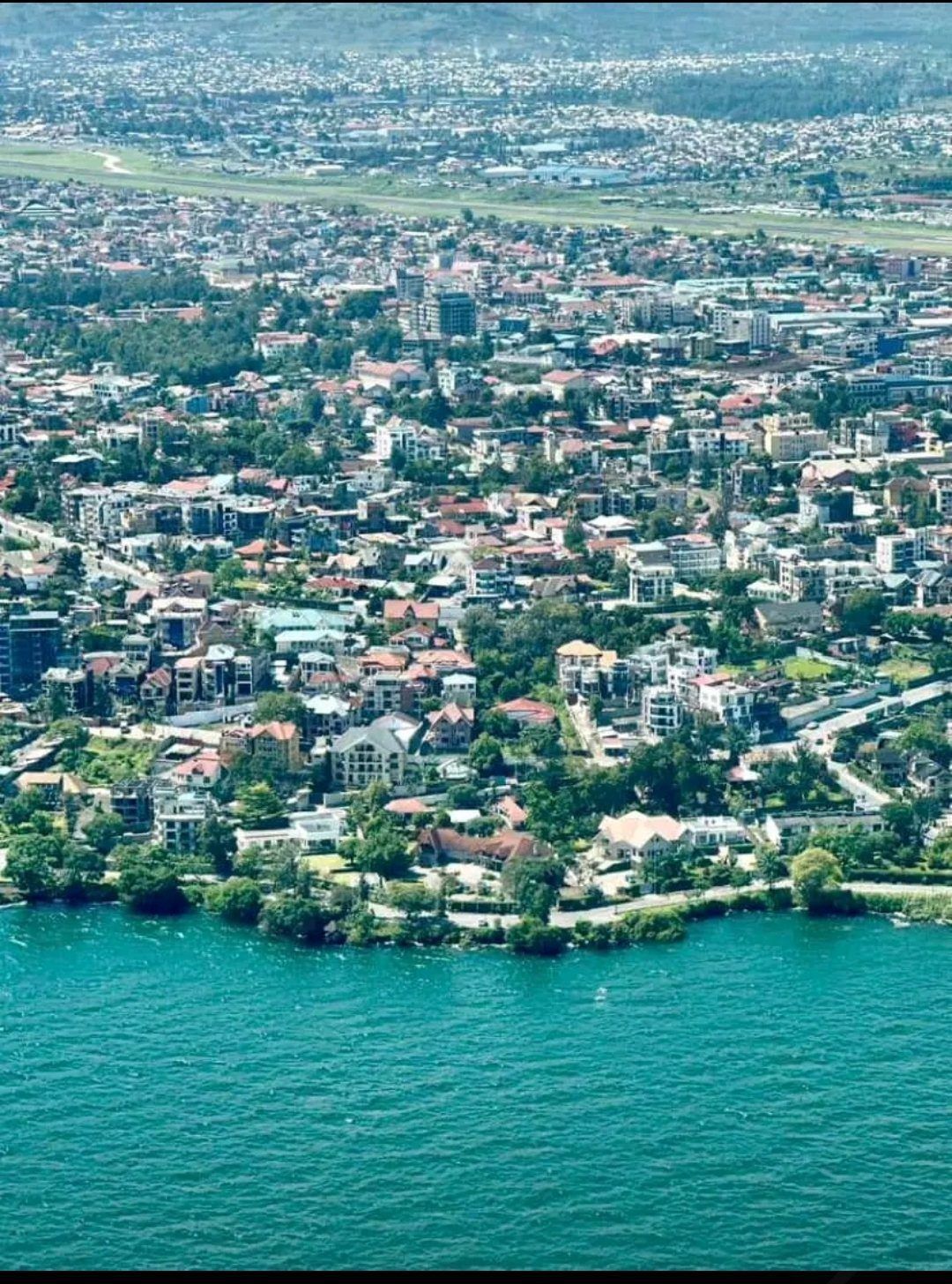 Vue aérienne de la ville de Goma, au bord du lac Kivu
