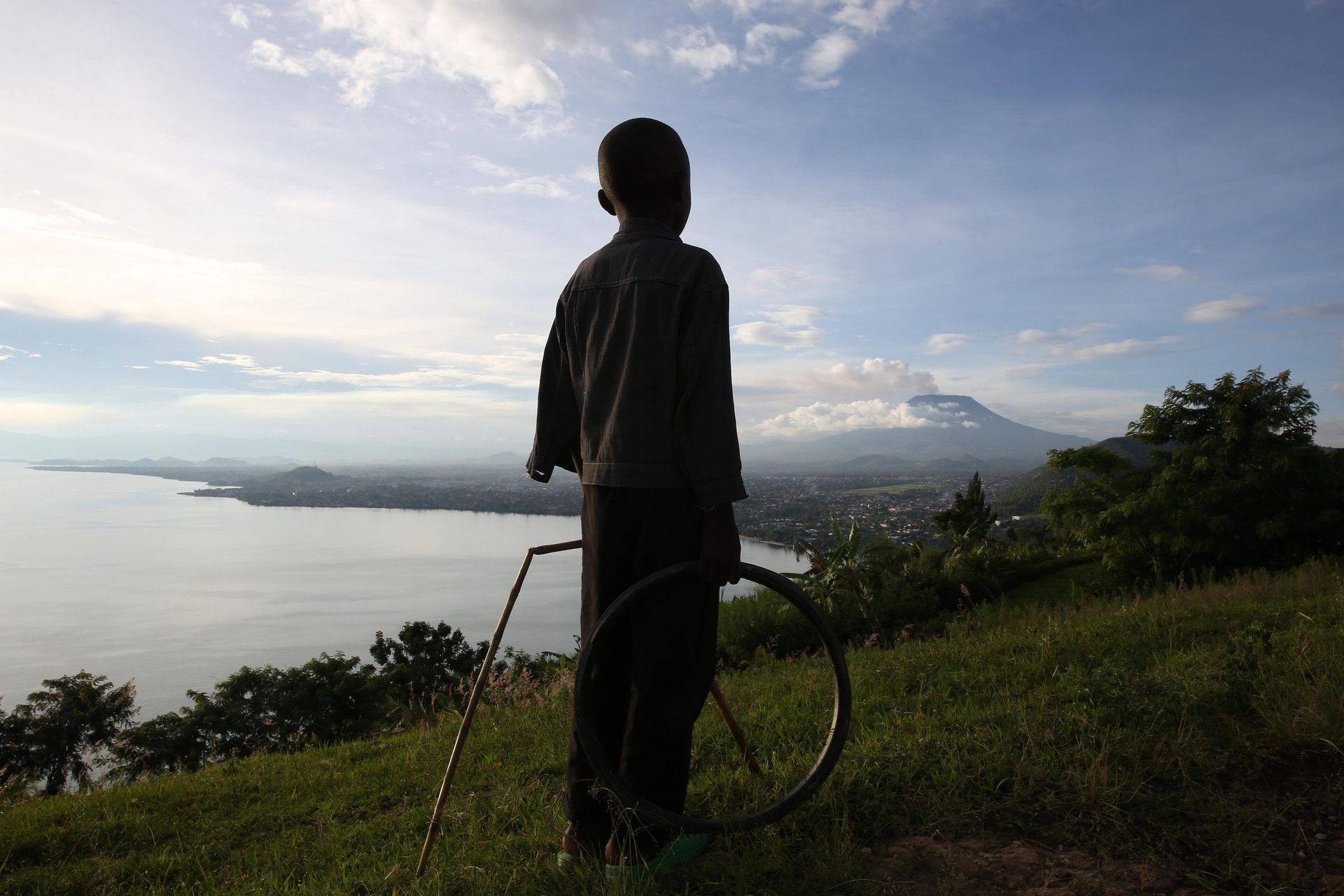 Le volcan Nyiragongo dominant la ville de Goma et le lac Kivu