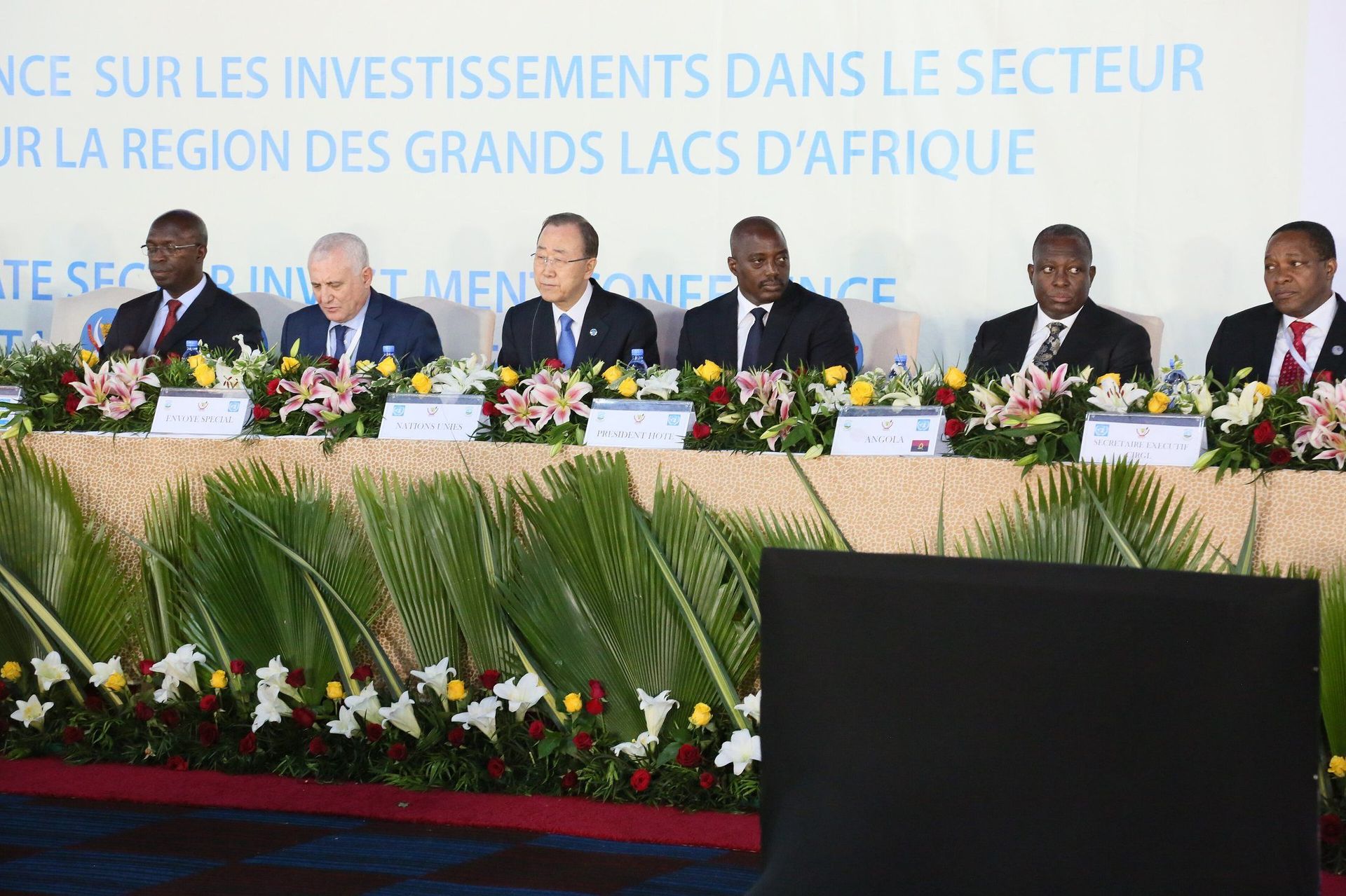 Joseph Kabila présidant un panel à un sommet des Grands Lacs